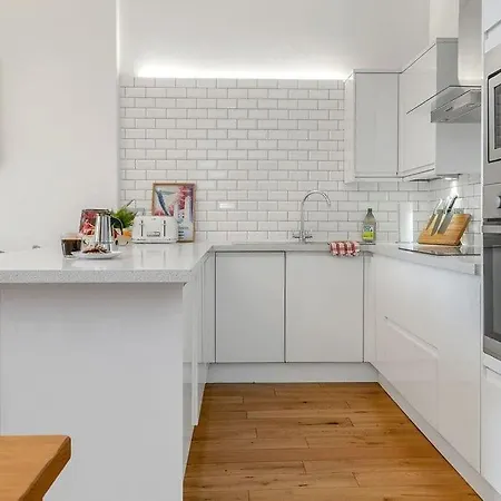 Luxury 3 Bed 2 Bath Main Door Apartm At Wardie Bay *