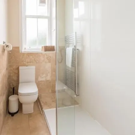 Beautiful 2 Bed 2 Bath Flat Overlooking Meadows Park * Edinburgh