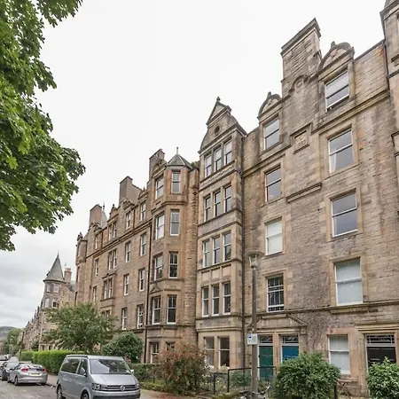 Beautiful 2 Bed 2 Bath Flat Overlooking Meadows Park Edinburgh