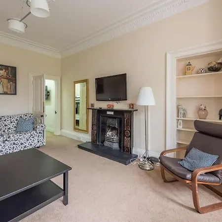 Beautiful 2 Bed 2 Bath Flat Overlooking Meadows Park Edinburgh