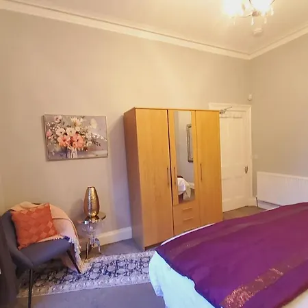 Lovely 4 Bedroom With 7 Beds And Free Parking