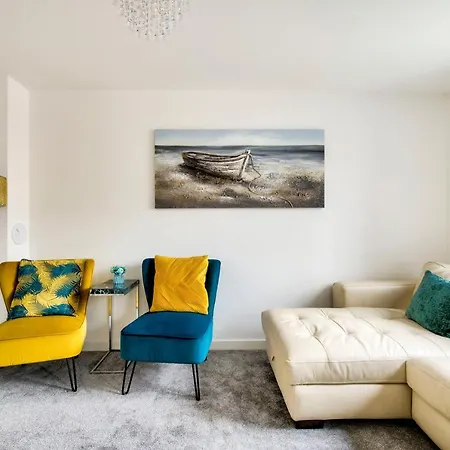 Holiday home 2-bedroom With Private Garden & Parking Edinburgh