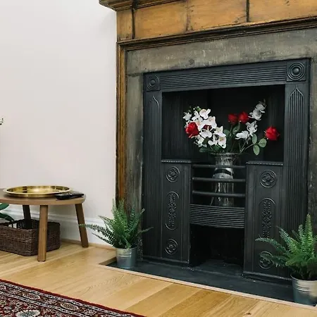 Charm & Character On Historic Rose Street * Edinburgh