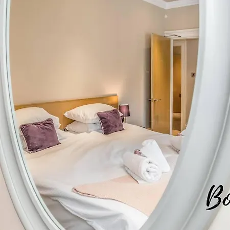 New Town Main Door 3br-3ba - Free Parking & Patio By Bonjour Residences 아파트 *