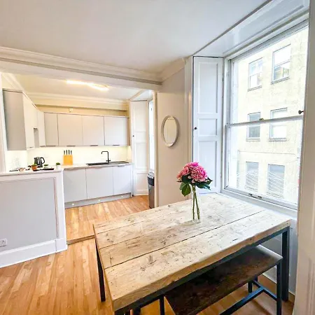 Apartment Rose Street's Hidden Treasure- 2bed Newly Refurbished Edinburgh
