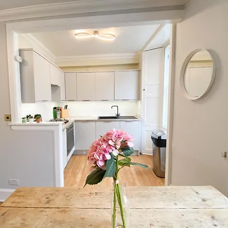 Rose Street's Hidden Treasure- 2bed Newly Refurbished Apartment Edinburgh