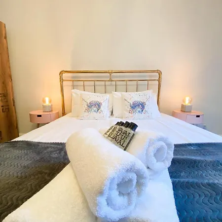 Rose Street's Hidden Treasure- 2bed Newly Refurbished