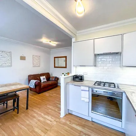 Rose Street's Hidden Treasure- 2bed Newly Refurbished *