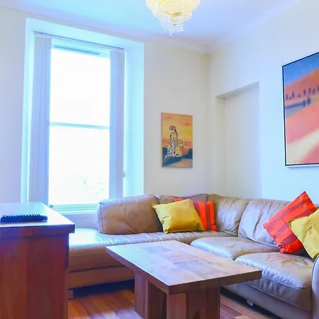 Apartment 1 Minute From Royal Mile, Large 5 Bed