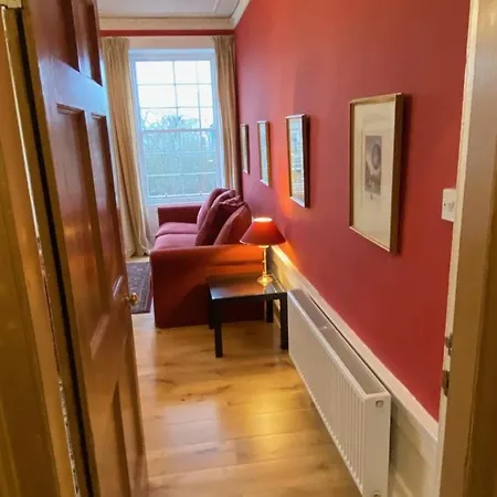 Altido Classic 3br Moments From Haymarket Station Apartment