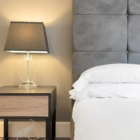 St. Germain - Spectacular West End 2br-1ba, Near Haymarket - Private Entrance & Courtyard By Bonjour Residences * Edinburgh