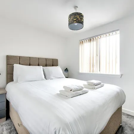 2-bedroom With Private Garden & Parking Hébergement de vacances
