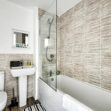 2-bedroom With Private Garden & Parking *
