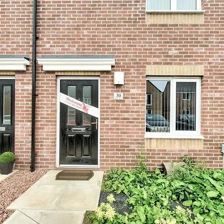 2-bedroom With Private Garden & Parking 度假居 *