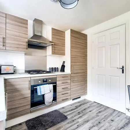 2-bedroom With Private Garden & Parking 度假居 *
