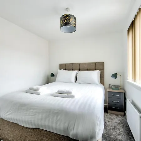 2-bedroom With Private Garden & Parking Semesterbostad *
