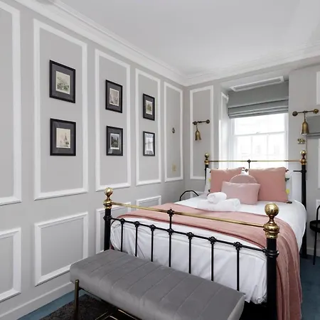 Joivy Eclectic Near Castle Edynburg