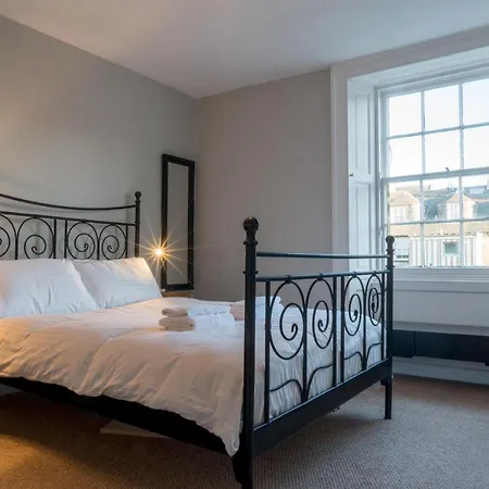 Queen St Superb Penthouse Flat With Roof Terrace