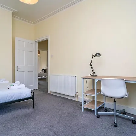 Bright And Newly Decorated 3beds Flat With A View Of Arthur's Seat Edinburgh