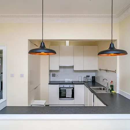 Bright And Newly Decorated 3beds Flat With A View Of Arthur's Seat