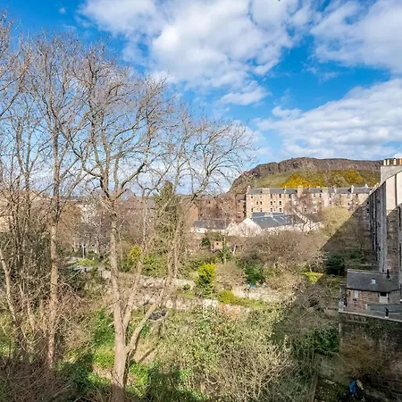 Bright And Newly Decorated 3beds Flat With A View Of Arthur's Seat