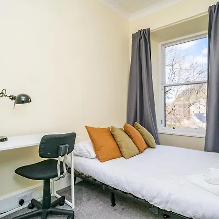 Bright And Newly Decorated 3beds Flat With A View Of Arthur's Seat Edinburgh