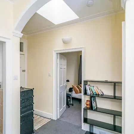 Bright And Newly Decorated 3beds Flat With A View Of Arthur's Seat *