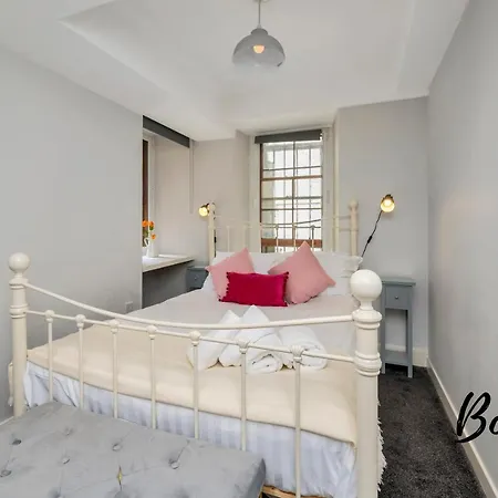 Vosges - Royal Mile 5br-2ba - Free Parking & Private Entrance By Bonjour Residences 아파트