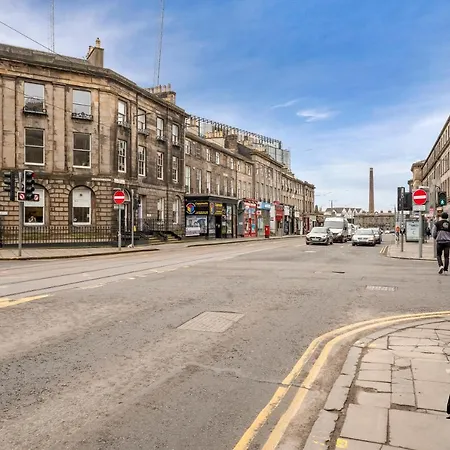 St. Germain - Spectacular West End 2br-1ba, Near Haymarket - Private Entrance & Courtyard By Bonjour Residences Edinburgh