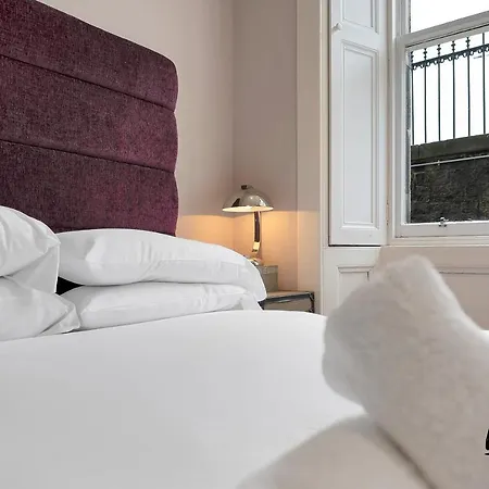 St. Germain - Spectacular West End 2br-1ba, Near Haymarket - Private Entrance & Courtyard By Bonjour Residences
