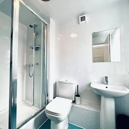 Luxe 4 Bedroom Centre House *