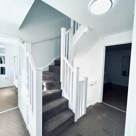 Luxe 4 Bedroom Centre House *