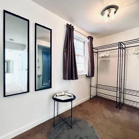 Luxe 4 Bedroom Centre House