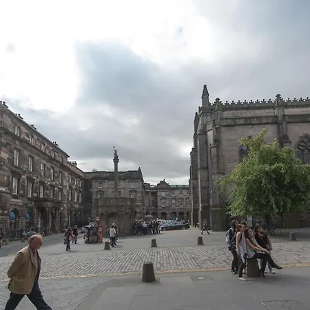 Parliament Sq 12 Royal Mile * Edynburg