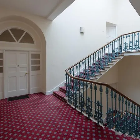 Parliament Sq 12 Royal Mile *