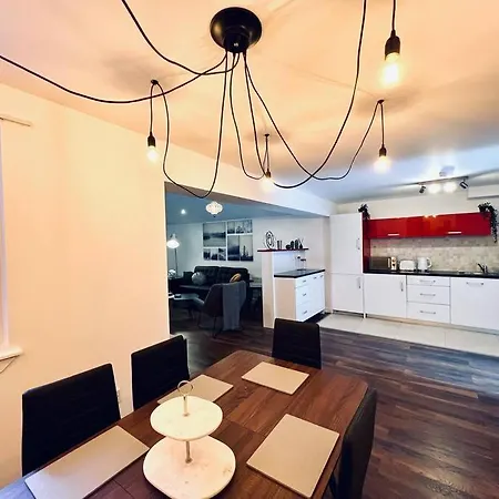 Luxe 4 Bedroom Centre House Holiday home *