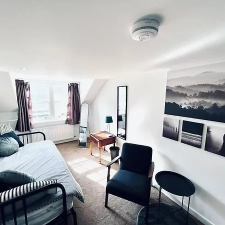 Luxe 4 Bedroom Centre House Holiday home *