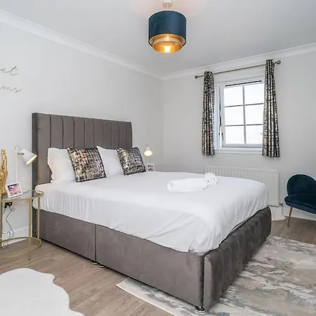 Apartment Luxury 2bed 2bath Flat In Centre- Free Parking!
