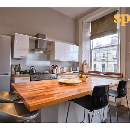 Spacious New Town 2br-1ba Flat * 爱丁堡