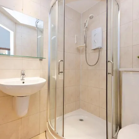 Charming Hideaway In Centre *