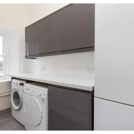 Joivy Elegant 4-Bedroom Flat Near Edinburgh Castle