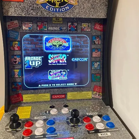 Lovely 3 Bed With Jacuzzi, Close To Airport, Driveway, Wifi *