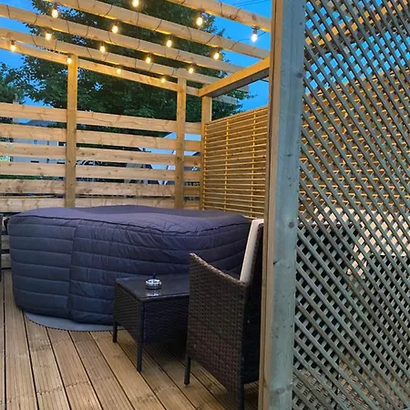 Lovely 3 Bed With Jacuzzi, Close To Airport, Driveway, Wifi Апартаменты