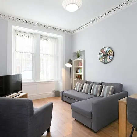 Sleeps 6 Free Parking Apartment