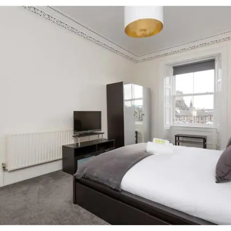 Apartmán Joivy Elegant 4-Bedroom Flat Near Edinburgh Castle *