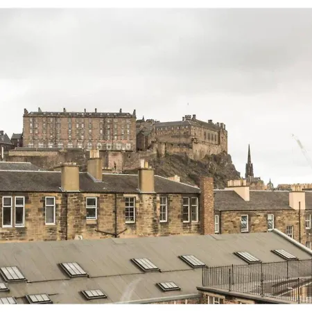 Joivy Elegant 4-Bedroom Flat Near Edinburgh Castle Apartmán *