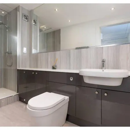 Joivy Elegant 4-Bedroom Flat Near Edinburgh Castle