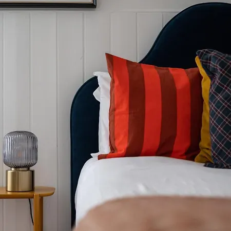 Luxury 3 Bedroom On Edinburgh's Royal Mile Edinburgh