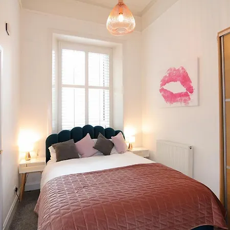Dalmeny Street Apartment *