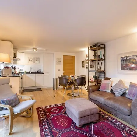 429 - New Town Hide Away With Parking Apartment